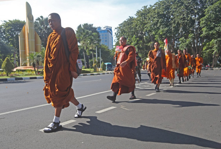 Indonesia Walk for Peace 2026: Perjalanan Spiritual Biksu Disambut di Katedral Surabaya