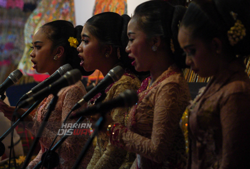 Sejumlah sinden mengiringi dalang Ki Sinarto menunjukan aksinya memainkan wayang kulit dengan lakon Babad Wanamarta di lapangan parkir UTC, Trawas, Mojokerto, Jawa Timur, Sabtu, 3 September 2022 malam. Melalui pagelaran wayang ini, Ubaya ingin mengajak masyarakat untuk mencintai budaya lewat hiburan lokal. Rektor Ubaya, Benny Lianto, mengatakan pagelaran wayang berharap, nilai-nilai baik dalam cerita wayang ini dapat dihayati dalam kehidupan sehari-hari. Ubaya berupaya untuk terus menjaga kelestarian kesenian lokal, khsususnya wayang kulit, agar dapat dinikmati masyarakat dari masa ke masa.
