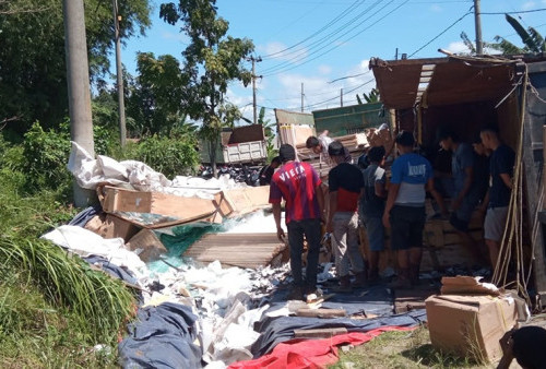 Kelebihan Muatan, Truk Pembawa Kaca Terguling di Jalan Ketapang