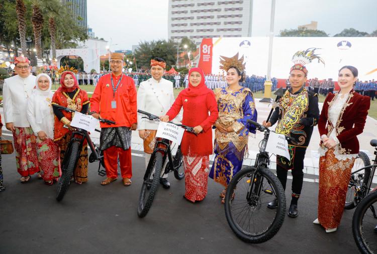 Ribuan Warga Padati Grahadi, Khofifah Sebut Nasionalisme Masyarakat Jawa Timur Sangat Kuat