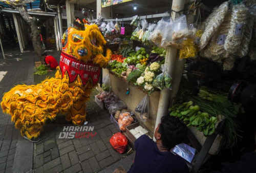 Barongsai dari sanggar Indolion mengunjungi Pasar Moderen, Fresh Market Citraland, Surabaya, Jawa Timur, Sabtu (21/1/2023). Atraksi Barongsai tersebut untuk menghibur para pengunjung pasar selama satu minggu kedepan untuk memperingati Tahun Baru Imlek 2023. Pertunjukan atraksi Barongsai tersebut digelar oleh pengelola Fresh Market Citraland hingga perayaan Cap GO Meh.