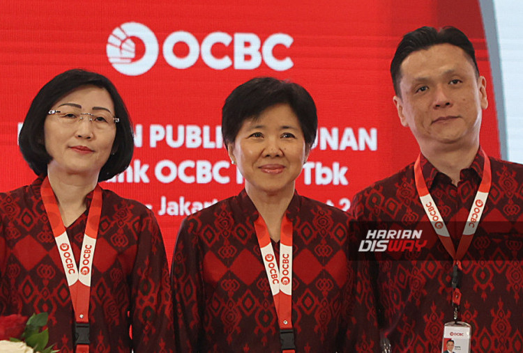 Presiden Direktur OCBC Indonesia, Parwati Surjaudaja (tengah), mengungkapkan bahwa jumlah dividen yang dibagikan setara dengan 50% dari laba bersih yang diatribusikan kepada pemilik entitas induk, yaitu Rp4,87 triliun. Selain itu, sebesar Rp100 juta disisihkan untuk cadangan umum, sementara sisa laba bersih ditetapkan sebagai laba ditahan. --HARITSAH ALMUDATSIR/HARIAN DISWAY