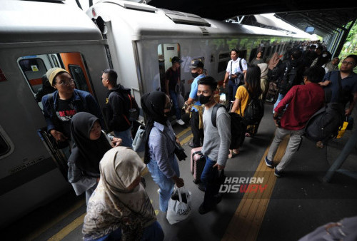 Calon penumpang antri memasuki gerbong kereta api Jayabaya tujuan Jakarta saat berhenti di Stasiun Surabaya Gubeng, Jawa Timur, Minggu, 10 Desember 2023. PT KAI (Persero) Daop 8 Surabaya mencatat sebanyak 126.802 tiket terjual dari total sebanyak 422.676 yang disediakan oleh KAI Daop 8 Surabaya untuk periode musim Natal 2023 dan Tahun Baru 2024. Jumlah ini telah mencapai 30% dari kapasitas yang disediakan oleh KAI Daop 8 Surabaya. (Julian Romadhon/Harian Disway)
