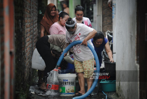 Dengan kedatangan truk tangki air bersih, warga Dukuh Kupang bergegas menuju lokasi pengisian air. Antrian panjang terbentuk di sekitar truk tangki, dengan setiap warga berharap untuk mendapatkan pasokan air yang cukup untuk kebutuhan mereka dan keluarga.