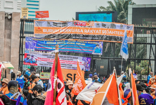 Kegiatan unjuk rasa di May Day Fiesta 2022, pagar gedung DPR RI dipenuhi oleh spanduk para pendemo