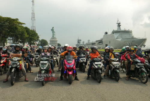 Sejumlah pemudik turun dari kapal perang KRI Banjarmasin-592 dengan kendaraan bermotor di Dermaga Ujung Koarmada II, Surabaya, Jawa Timur, Kamis (20/4/2023). Sebanyak 198 orang pemudik mengikuti program mudik gratis naik kapal perang TNI Angkatan Laut KRI Banjarmasin-592 dari Jakarta ke Surabaya. (foto: Moch Sahirol) 