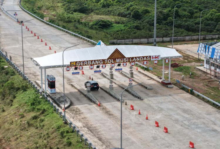 Manajemen Hutama Karya Bersama Asosiasi Jalan Tol Indonesia Tinjau Tol Palembang–Betung Seksi 1-2