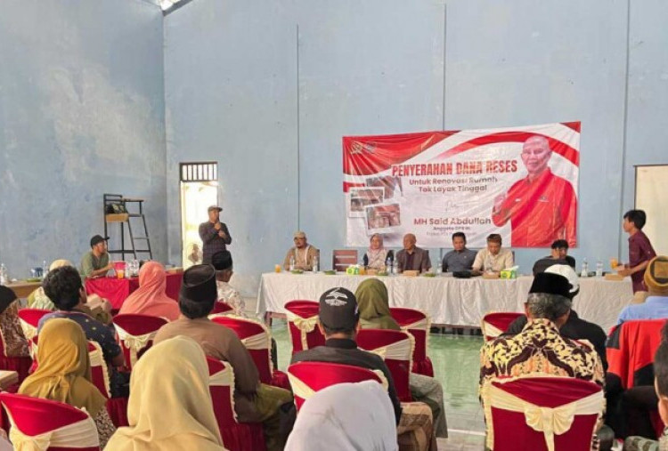Said Abdullah Salurkan Bantuan Renovasi Rumah untuk 25 Warga Pulau Raas