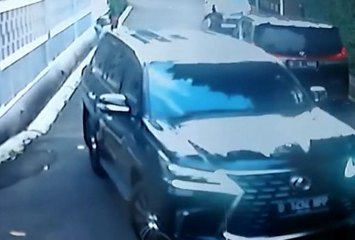 Jaksa Tampilkan Video CCTV Detik-detik Penembakan Brigadir J, Momen Ferdy Sambo Diduga Tenteng Senjata Turun dari Mobil