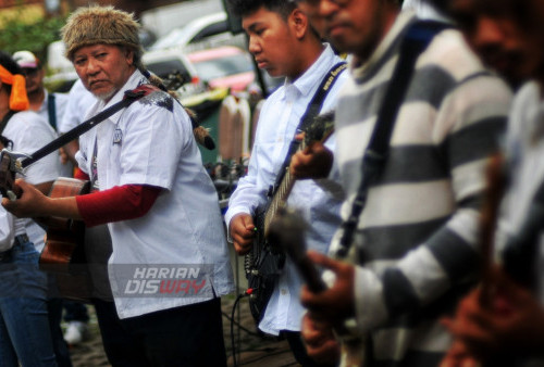 Gitaris dari berbagai komunitas Kota Pahlawan yang tergabung di Gitaris Sehati  menunjukan aksinya di Regantris Hotel Surabaya, Jawa Timur, Minggu (19/2/2023). Dalam kegiatan yang bertemakan Melampui Hari Penuh Cinta Menuju Hari Musik Penuh Ceria tersebut ada 3 komposisi musik yang dimainkan yaitu lagu, Bendera (Coklat), Rek Ayo Rek (Sundari Soekotjo), dan Semanggi Suroboyo (S. Padimin). (foto: Julian Romadhon)