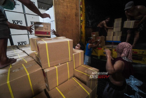 Sejumlah pekerja mengangkut kardus karton yang berisikan surat suara DPD untuk disimpan di dalam gudang logistik pemilu KPU Kota Surabaya di Margomulyo, Surabaya, Jawa Timur, Minggu, 17 Desember 2023. 

Sebanyak 2.266.157 lembar surat suara DPD tiba di gudang penyimpanan logistik Pemilu 2024. KPU Kota Surabaya mulai mendistribusikan logistik Pemilu 2024 berupa kotak suara, bilik suara, alat coblos, dan bantalan masing-masing sebanyak 40.897 buah, bilik suara sebanyak 32.668 buah dan tinta sebanyak 16.334 buah. (Julian Romadhon/Harian Disway)
