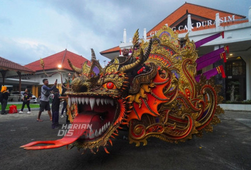 Kereta daur asal Komunitas Lancenk Senopati Pamekasan Madura menampilkan aksinya saat berlangsungnya peringatan Hari Musik Nasional yang digelar di depan gedung Cak Durasim, Taman Budaya, Surabaya, Jawa Timur. Kamis (9/3/2023). Hari Musik Nasional yang diperingati setiap 9 Maret itu diharapkan mampu menjadi penguat ekosistem musik di Tanah Air sehingga mendorong perkembangan para seniman musik Indonesia di kancah Internasional. (foto: Julian Romadhon)