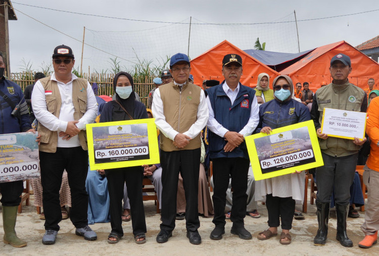Kemenag Salurkan Bantuan Rp596 Juta untuk Madrasah, Guru dan Siswa Terdampak Longsor Cisarua