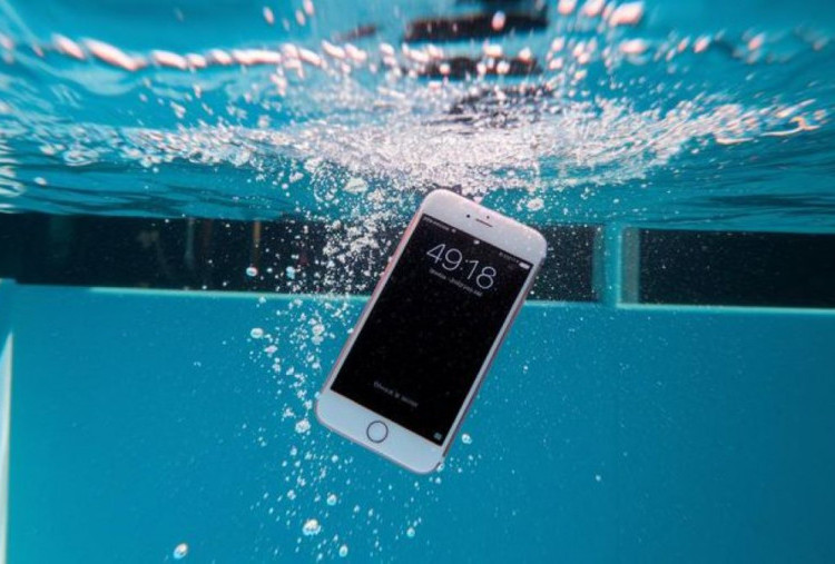 5 Cara Mengatasi HP Masuk Air, Segera Lakukan Ini sebelum Korsleting!
