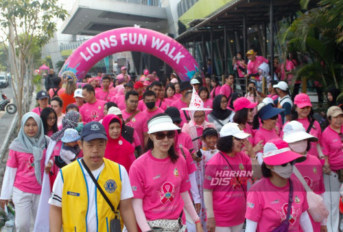 Sejumlah peserta mengikuti acara Lions Club International District 307 B2 yang digelar Lions Fun Walk, For Breast Cancer Awareness, di Jatim Expo, Surabaya, Jawa Timur, Minggu, 8 Oktober 2023. 
Kegiatan Lions Club International District 307 B2 yang digelar Lions Fun Walk, For Breast Cancer Awareness, memiliki tujuan untuk mengkampanyekan kepedulian masyarakat terhadap Kanker Payudara.  Kegiatan tersebut dihadiri oleh Yudy Tjahjo Poernomo selaku Wakil Gubernur Distrik Pertama, Hartanto Boechori selaku Ketua Umum PJI, Reyni Wantania sebagai ketua panitia Lions Club Srikandi dan Anna Florentina sebagai Ketua Wilayah 5 Distrik 307 B2. Selain ikut hadir memeriahkan, mereka juga diminta untuk memotong pita sebagai prosesi sebelum para peserta dilepas untuk jalan sehat dan mengkampanyekan kepedulian terhadap Kanker Payudara. (Muchamad Ma'ruf Zaky/Harian Disway)