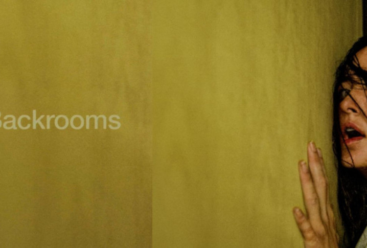 Sinopsis Backrooms, Teror Labirin Kuning Tanpa Batas dari Fenomena Viral