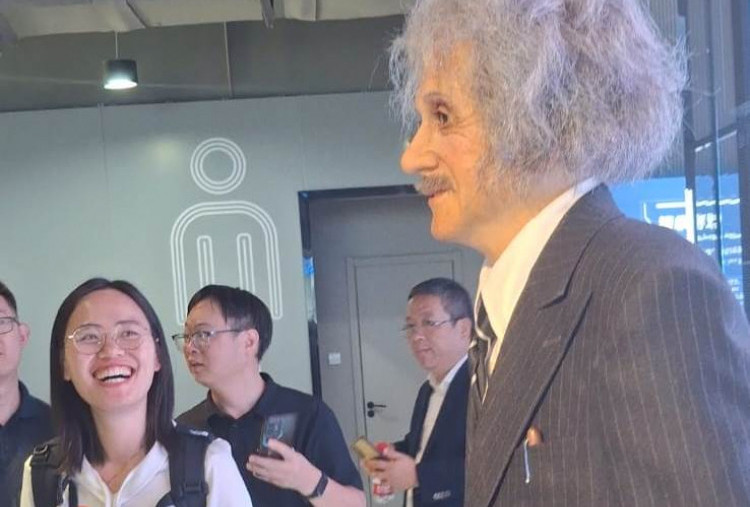 Harian Disway di China International Press Communication Center (CIPCC) (55): Robot Mall, Toko Robot Segala Ada