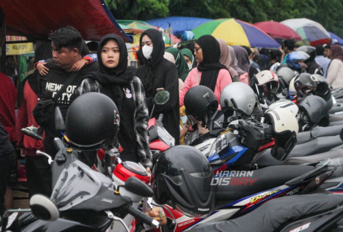 Martabak, batagor, nasi campur, kue kucur, berbagai gorengan, dan beragam minuman seperti es degan, es kopyor, hingga es buah-buahan menjadi primadona di tempat ini. Bahkan, makanan tradisional lokal yang jarang ditemui di hari-hari biasa juga bermunculan selama bulan Ramadhan.