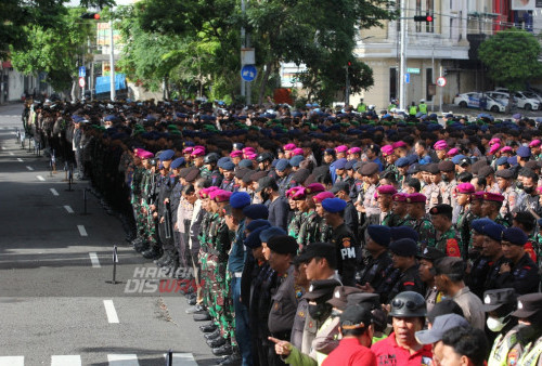 Sebanyak 3.453 personil gabungan mengikuti Apel pasukan pengamanan Hari Buruh (May Day) di Jalan Pahlawan, Surabaya, Jawa Timur, Senin (1/5/2023). Dalam aksi demo buruh tersebut kepolisian mengerahkan pasukan gabungan dari TNI, Polri dan jajaran untuk mengamankan jalannya aksi demo memperingati Hari Buruh di Surabaya. (foto: Julian Romadhon)
