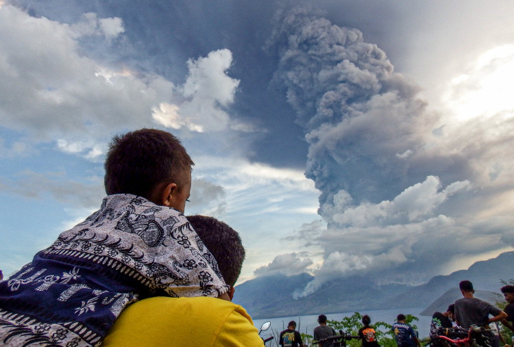 Petugas Pengamatan Berlari Menyelematkan Diri! Gunung Lewotobi Laki-Laki Muntahkan Kolom Abu Setinggi 8 Km