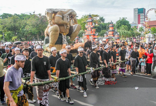 Dalam acara yang diselenggarakan pada hari Minggu ini, terdapat tujuh jenis Ogoh-Ogoh yang memukau mata para penonton. Tiga di antaranya, disebutkan sebagai karya khas dari Pulau Bali, memberikan sentuhan autentik dari budaya Hindu yang kaya. Sedangkan dua Ogoh-Ogoh berukuran kecil didatangkan langsung dari TK Saraswati Kota Surabaya, menambah keceriaan acara dengan sentuhan lokal yang kental.