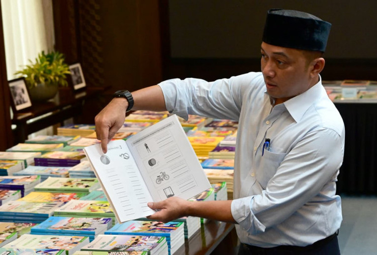 Prabowo Perintahkan Buku Ajar SD-SMA Dievaluasi, Soroti Ukuran Huruf hingga Kualitas Kertas