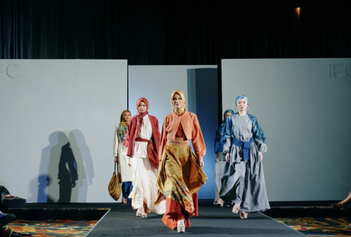 Desainer Indonesian Fashion Chamber Tampilkan Tren Mode 2024, Usung Kekayaan Kain Lokal