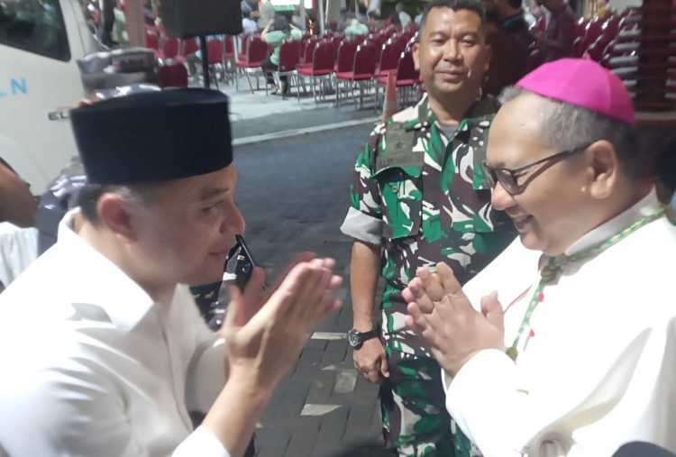Eri Cahyadi Tinjau Gereja di Surabaya saat Malam Natal, Pastikan Aman dan Sampaikan Kepedulian Bencana