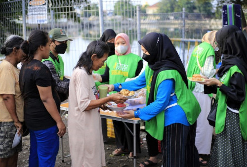 Menyelamatkan Makanan Bersama Garda Pangan (3):  Warga Bawa Wadah, Langsung Antre