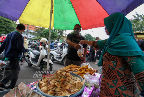 Pedagang sedang bertransaksi dengan pembeli d Pasar Takjil Jalan Karang Menjangan, Surabaya, Jawa Timur. Kamis (23/3/2023). Pasar takjil dikawasan tersebut menyediakan berbagai macam makanan dan minuman dengan harga bervariatif, lokasi tersebut menjadi lokasi favorit warga untuk membeli Takjil untuk berbuka puasa. (Foto: Moch Sahirol Layeli)