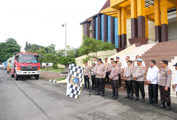 Polda Riau Kerahkan 30 Truk Tangki Bawa 200 Ribu Ton Air Bersih untuk Korban Bencana di Sumbar