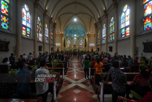 Suasana perayaan Ibadah Misa Minggu Palma di Gereja Katolik Kelahiran Santa Prawan Maria, Surabaya, Jawa Timur, Minggu (2/4/2023). Perayaan Ibadah Misa Minggu Palma tersebut adalah rangkaian paskah untuk mengenang peristiwa masuknya Yesus ke kota suci Yerusalem dengan disambut lambaian daun palma sebelum wafat disalib. (foto: Julian Romadhon)
