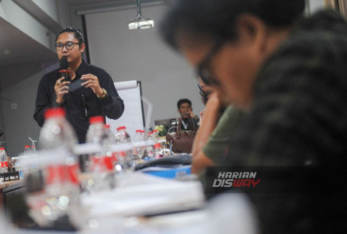 Ahli parfum Riyal Noor, sebagai mentor dan pelaku industri wewangian, memberikan materi saat Workshop di Grand Darmo Hotel Surabaya, Jawa Timur, Sabtu, 24 Februari 2024. Selama dua hari, para peserta diajak untuk belajar langsung dari para ahli parfum Riyal Noor, sebagai mentor dan pelaku industri wewangian, tentang berbagai bahan dasar, teknik pencampuran, dan cara menghasilkan aroma yang harmonis. (Julian Romadhon/Harian Disway)