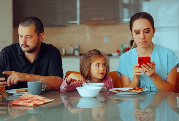 Dampak Kebiasaan Makan di Depan Layar Gadget terhadap Pola Hidup Sehari-hari
