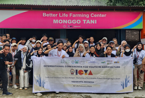 Para mahasiswa peserta International Conference of Youth in Agriculture (ICYA) 2024 dari berbagai negara berfoto bersama dengan agripreneur (wirausahawan tani) pengelola kios-agro pintar Better Life Farming Center (BLFC) di Klaten, Jawa Tengah (24/2). Digagas oleh Bayer, BFLC memfasilitasi kolaborasi antara mitra swasta dan pemerintah guna meningkatkan penghidupan petani kecil di pedesaan. Saat ini, sudah lebih dari 2.700 Better Life Farming Centers (BFLC) beroperasi di seluruh dunia. Di Indonesia, 644 BLFC telah berhasil dikembangkan dan memberi dampak pada 440.000 petani lahan kecil di 15 provinsi. Produktivitas pertanian dari penerima manfaat rata-rata meningkat hingga 20 persen, bahkan menaikkan pendapatan hingga 30 persen. 
