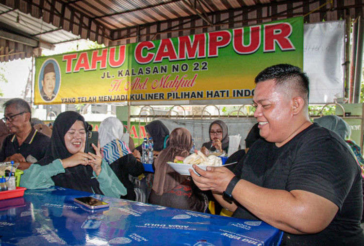 Komunitas Jajan GoFood dari Gojek Cicipi Lezatnya Tahu Campur H Abd Mahfud