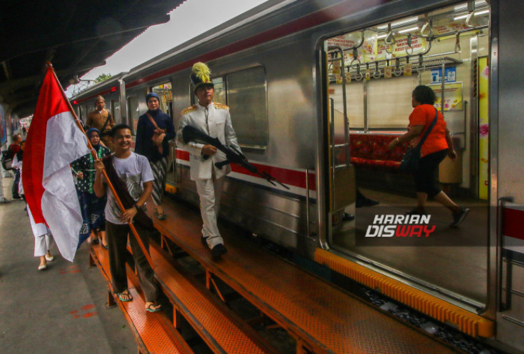 Kegiatan tersebut melibatkan juga para pengguna kereta Commuter Line, sekaligus untuk menciptakan kedekatan pengguna dengan KAI Commuter. Maka itu, para pengguna Commuter Line di Stasiun Jakarta Kota terlibat dalam tantangan yang diberikan pada peringatan Hari Pahlawan.