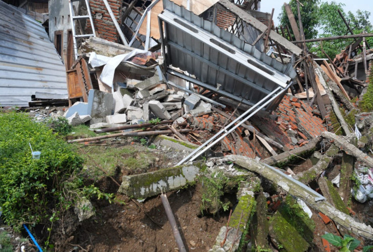 Tanah Bergerak di Tegal, Menteri PU Siapkan 900-1.000 Huntara Bagi Warga Terdampak