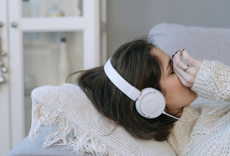 Alasan Mendengarkan Lagu Galau Saat Sedih Justru Membuat Semakin Galau