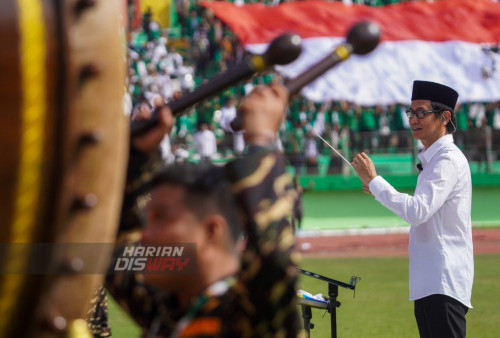 Seorang musikus, komponis, penulis lagu dan produser rekaman Indonesia keturunan Sunda, Addie Muljadi Sumaatmadja atau yang dikenal dengan Addie MS dan tim mengisi kegiatan Harlah NU 1 Abad yang digelar di Gor, Sidoarjo, Jawa Timur, Selasa (7/2/2023).  