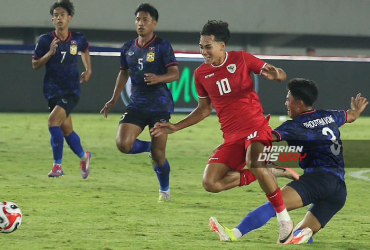 Pesepak bola Timnas Indonesia Rafael William Struick (kiri) berusaha menguasai bola dibayangi pesepak bola Timnas Laos  saat pertandingan Grup B ASEAN Cup 2024 di Stadion Manahan, Solo, Jawa Tengah, Kamis (12/12/2024). Timnas Indonesia bermain imbang melawan Laos dengan skor 3-3. Foto:  Haritsah Almudatsir /Harian Disway