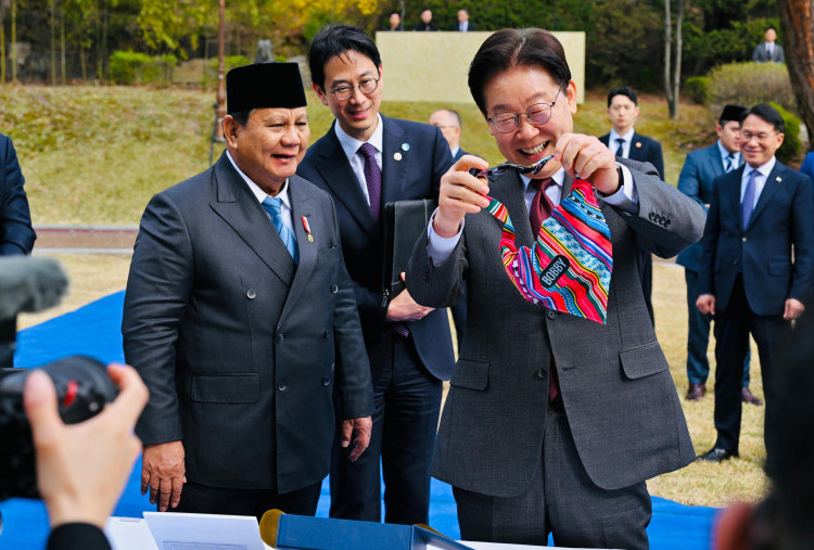 Anabul Jadi Jembatan Diplomasi, Prabowo Beri Hadiah Baju untuk Peliharaan Presiden Korea