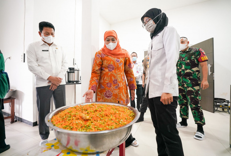 Khofifah Pantau Proses Pembagian MBG di Sidoarjo, Kagum Melihat Semangat Gotong Royong Siswa