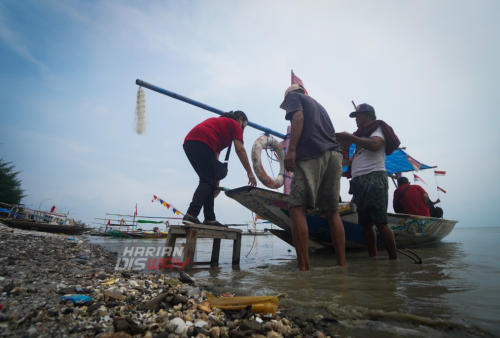 Ruwatan tersebut digelar dengan membuang potongan kuku dan rambut dari masing-masing umat. dipercaya Ruwatan dilakukan untuk membuang aura negatif yang Bisa saja terjadi di tahun ini, dengan harapan di tahun depan lebih beruntung.