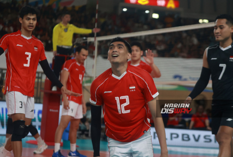 Sejumlah pevoli putra Timnas Indonesia berselebrasi usai menjuarai leg 2 SEA Volley League 2025 di Jakarta International Velodrome, Rawamangun, Jakarta, Minggu (20/7/2025).Timnas voli putra Indonesia menang atas Thailand dengan skor 3-2 (27-29, 25-15, 25-23, 22-25, 15-13) sekaligus mengunci gelar juara setelah menyapu bersih seluruh kemenangan dan memimpin klasemen. HARITSAH ALMUDATSIR/HARIAN DISWAY