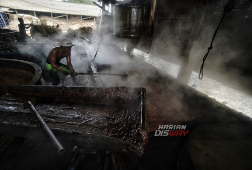 Pekerja mengaduk bahan saat proses pengolahan gila jawa di Kediri, Jawa Timur, Kamis, 14 September 2023. Usaha produksi gula jawa mulai berkembang di Kediri itu mampu menghasilkan gula jawa sebanyak 2 hingga 3 ton per hari dengan harga jual Rp 6.500 per kg. (Julian Romadhon/Harian Disway)
