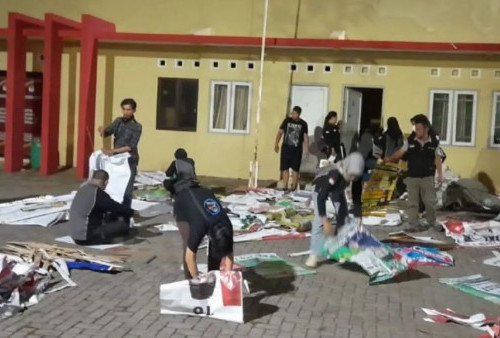 Bawaslu Semarang Tertibkan Ribuan APK yang Langgar Aturan