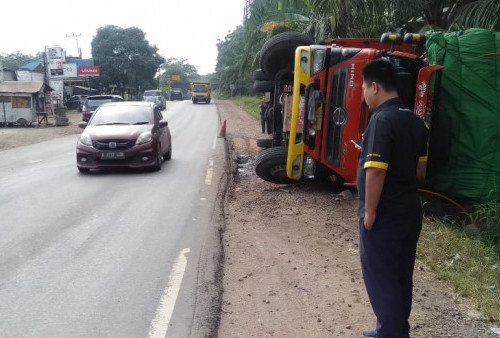 Truk Terbalik Karena Bahu Jalan Berlubang, Ini Keluhan Sopir