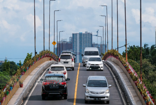 Sejumlah kendaraan melintasi Flyover Wonokromo Surabaya, Jawa Timur, Minggu (1/5) yang terpantau ramai lancar di H-1 Hari Raya Idul Fitri 2022. Foto: Faizal Pamungkas