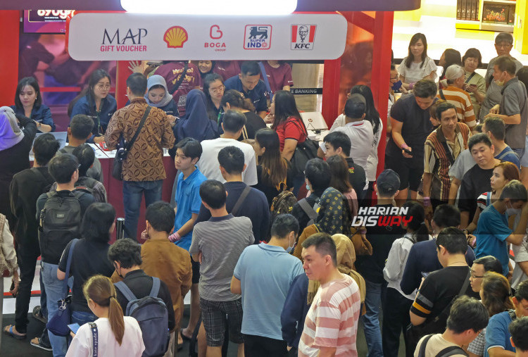 Terlihat Antusias nasabah CIMB saat menukarkan point dengan voucer . Dengan voucher tersebut, nasabah dapat membeli berbagai produk mitra CIMB Niaga dengan harga lebih murah sampai batas akhir masa berlaku voucher.
Produk-produk yang dapat dibeli tersebut mulai rumah, mobil, gadget.
Foto: Boy Slamet- Harian Disway



